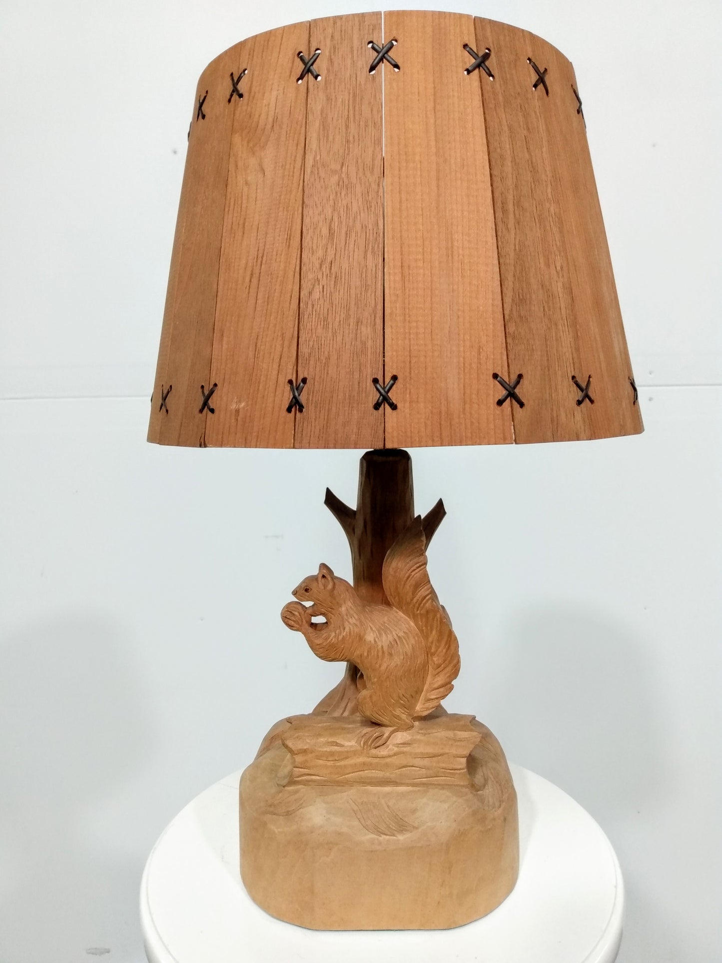 Lampe écureuil en bois
