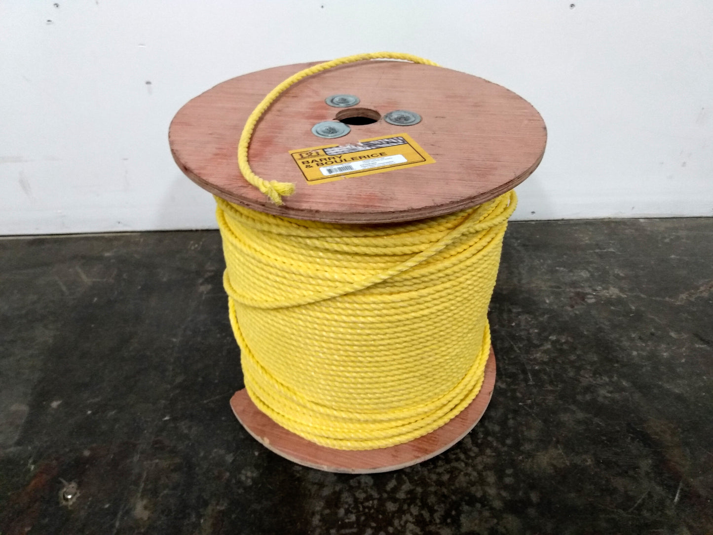 Rouleau de corde jaune
