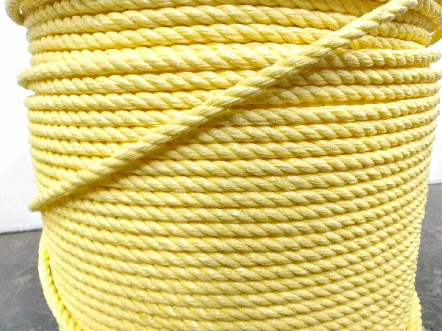 Rouleau de corde jaune