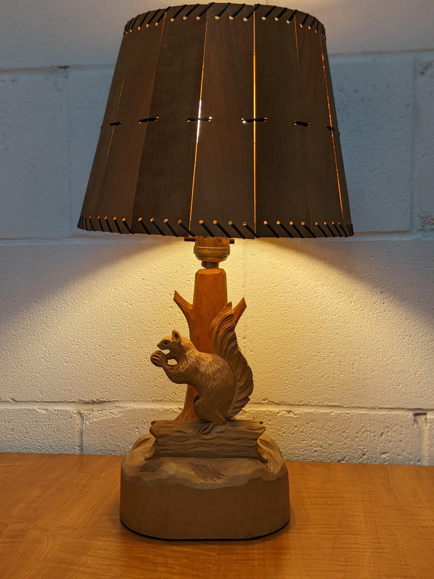 Lampe écureuil en bois